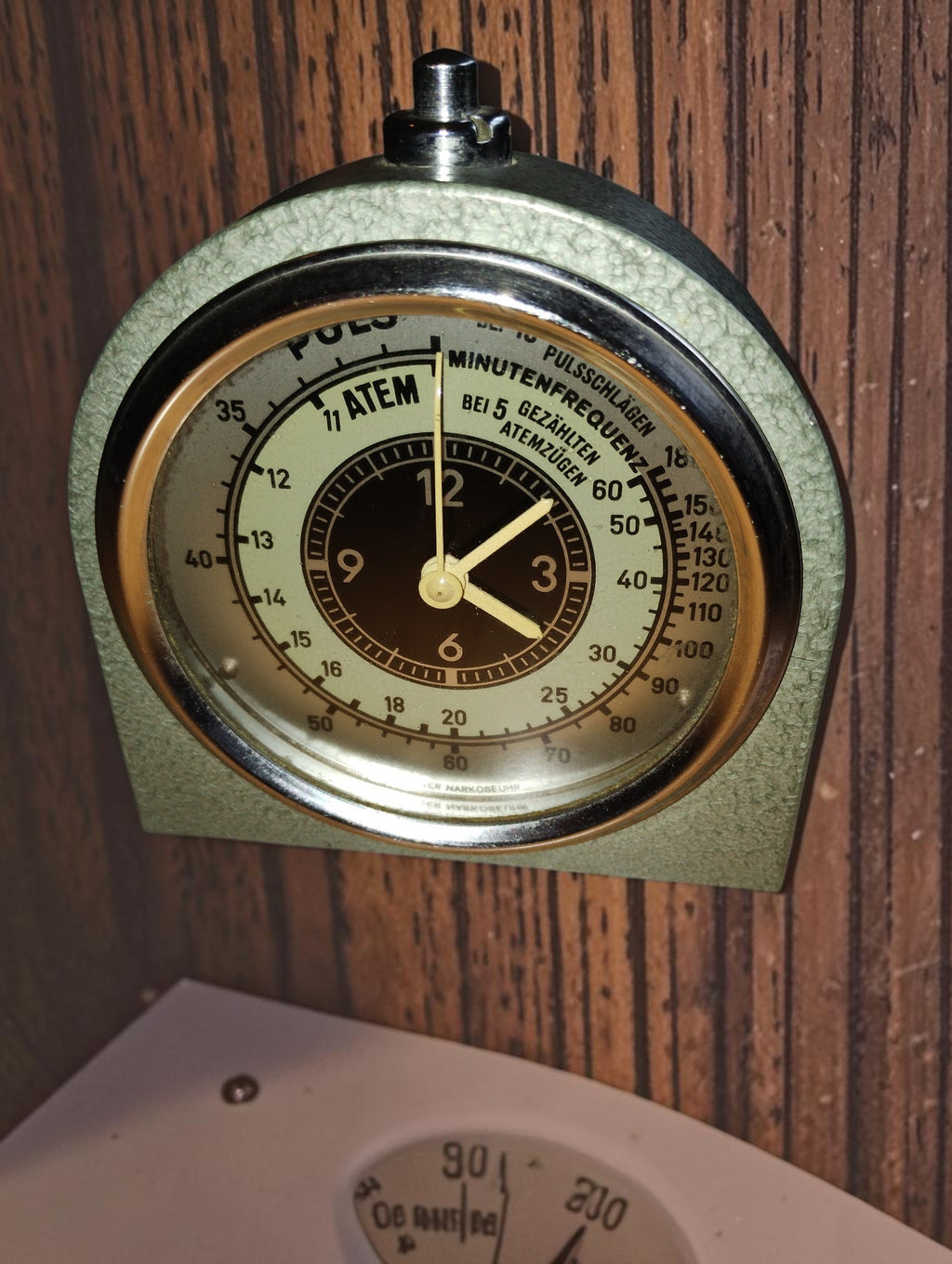 Vintage Dräger Narkoseuhr mechanical clock with pulse and respiration scales in a gray-green housing
