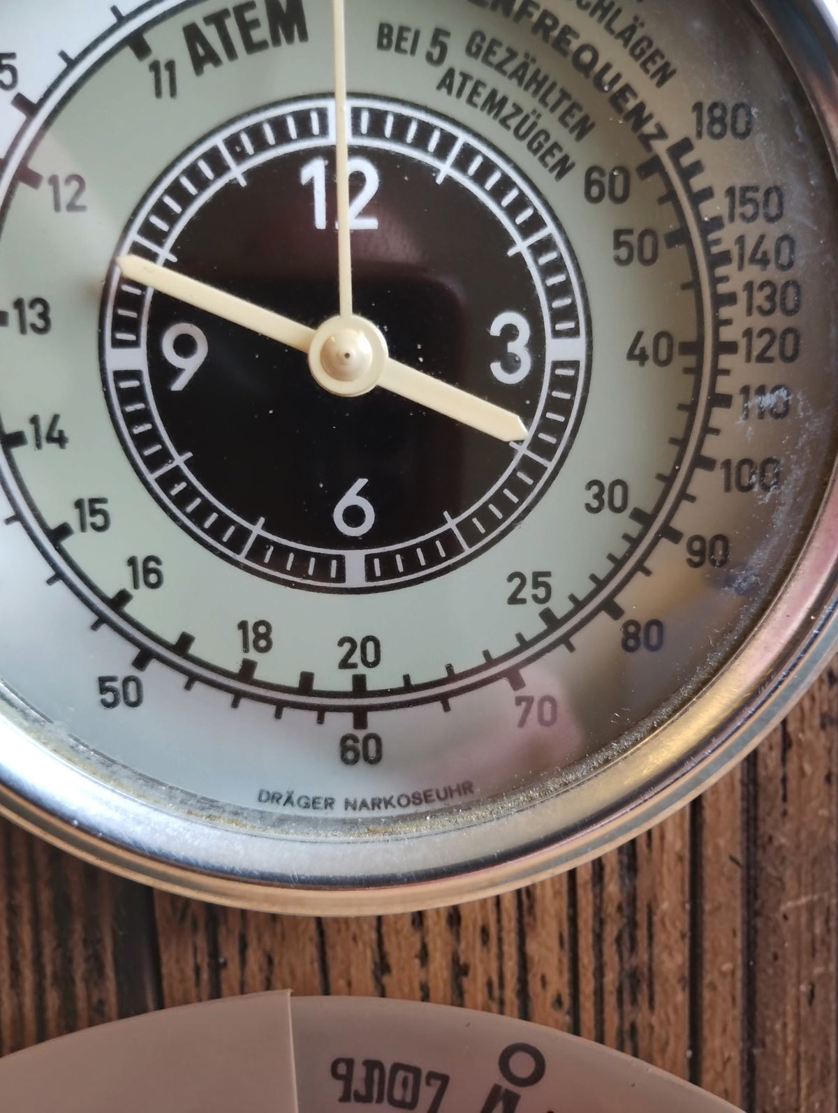 Close-up of the Dräger Narkoseuhr dial with maker’s marking and pulse and respiration scale graduations
