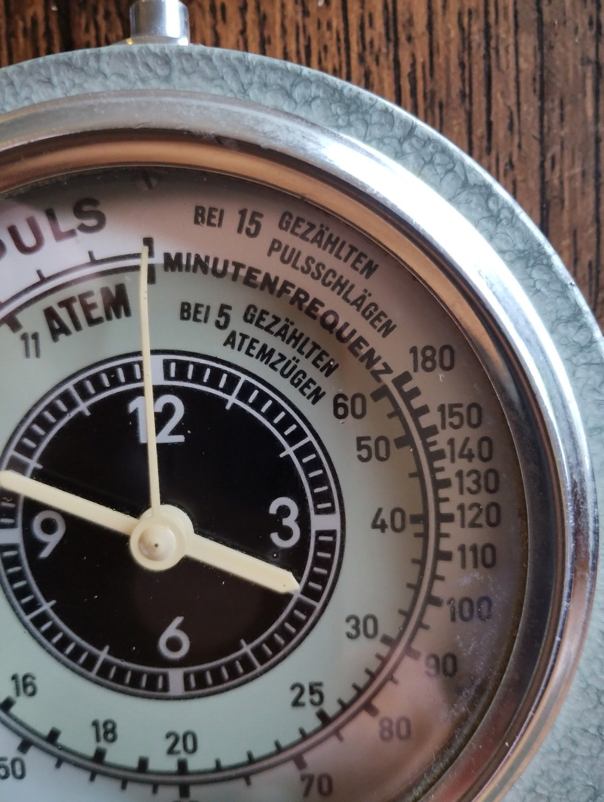 Detail of the Dräger Narkoseuhr pulse and respiration scales with German counting instructions
