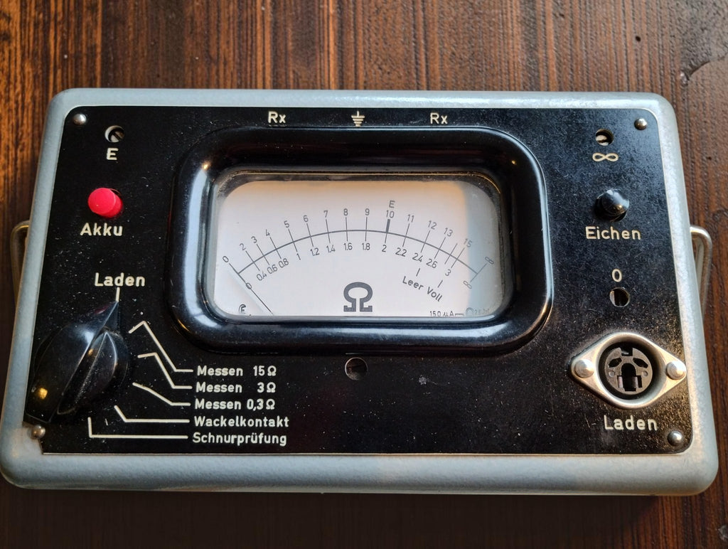 Front panel of the Christoph Emmerich RESITEST E 1013 with analog meter, selector switch and German function labels
