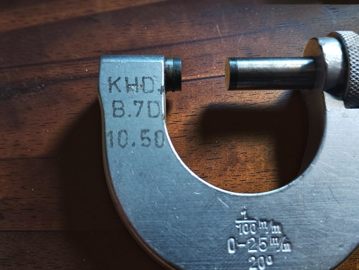 Steinmeyer 0–25 mm outside micrometer showing the KHD, B.7D and 10.50 markings on the frame

