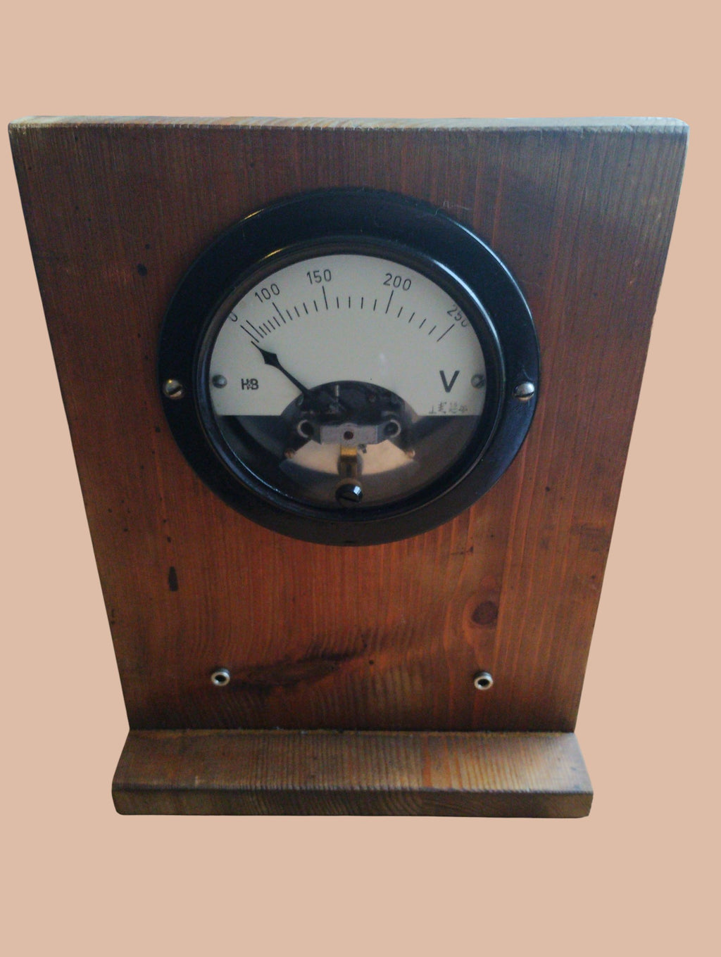 Hartmann & Braun 250 V analog voltmeter mounted on a wooden demonstration stand, front view
