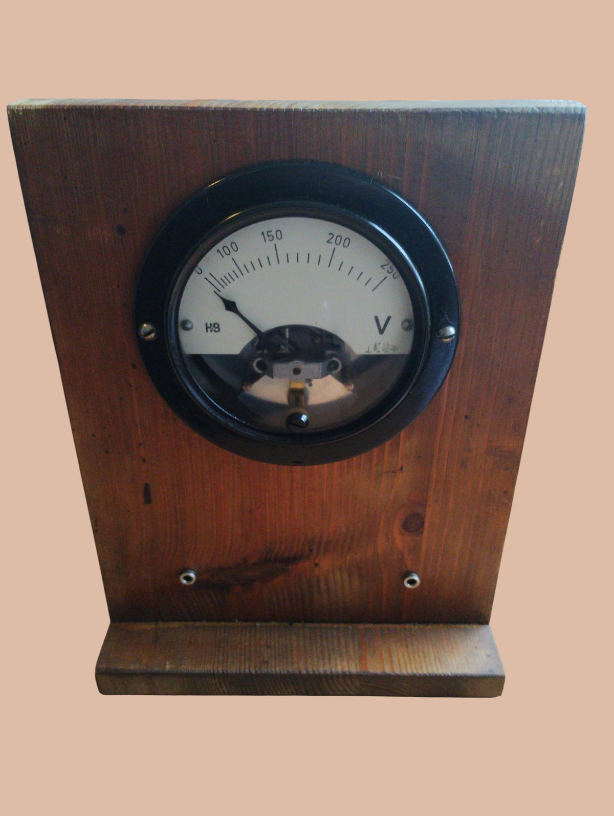 Hartmann & Braun 250 V analog voltmeter mounted on a wooden demonstration stand, front view
