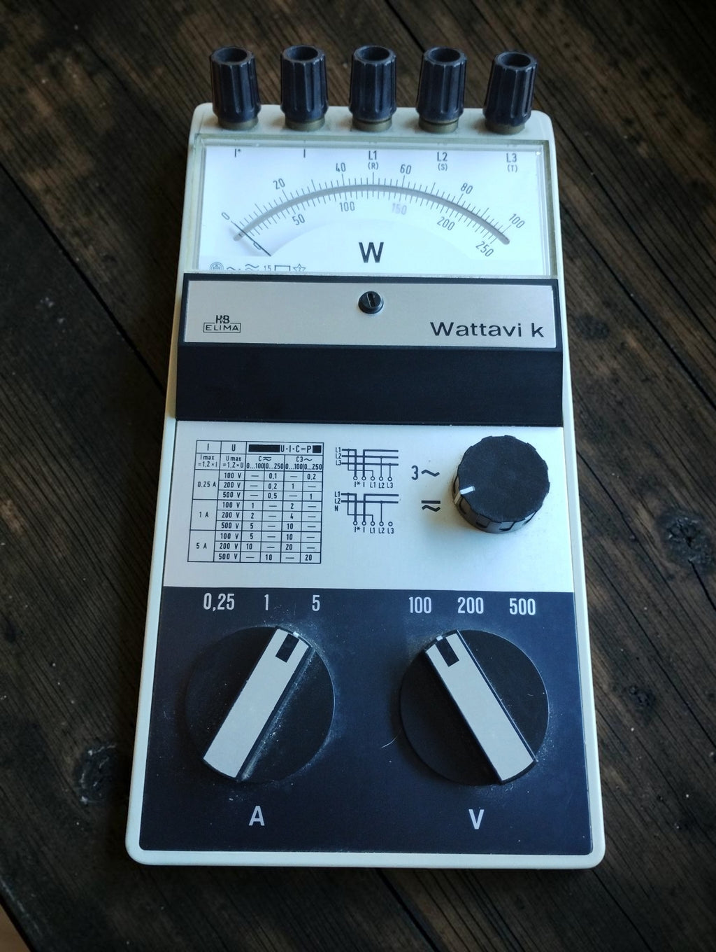 Front view of the Hartmann & Braun H&B Elima Wattavi k wattmeter with analog scale and current and voltage selector switches
