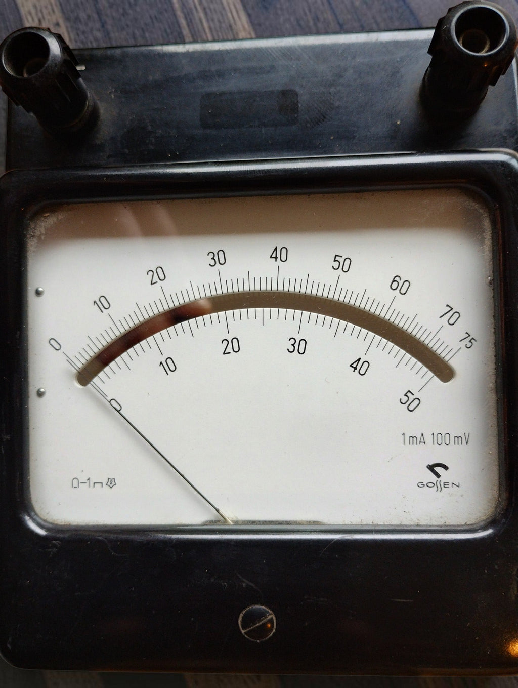 Close-up of the Gossen analog meter with an ivory-colored mirror scale and 1 mA / 100 mV markings
