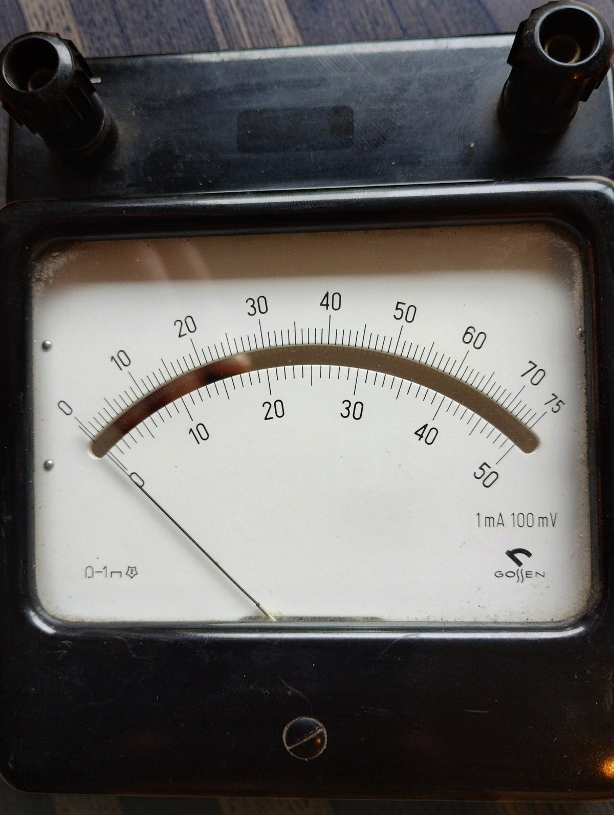 Close-up of the Gossen analog meter with an ivory-colored mirror scale and 1 mA / 100 mV markings
