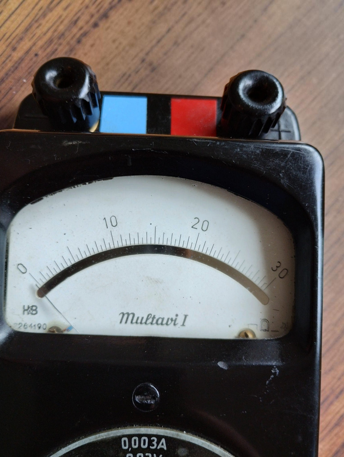 Close-up of the Multavi I scale and connection terminals with red and blue markings
