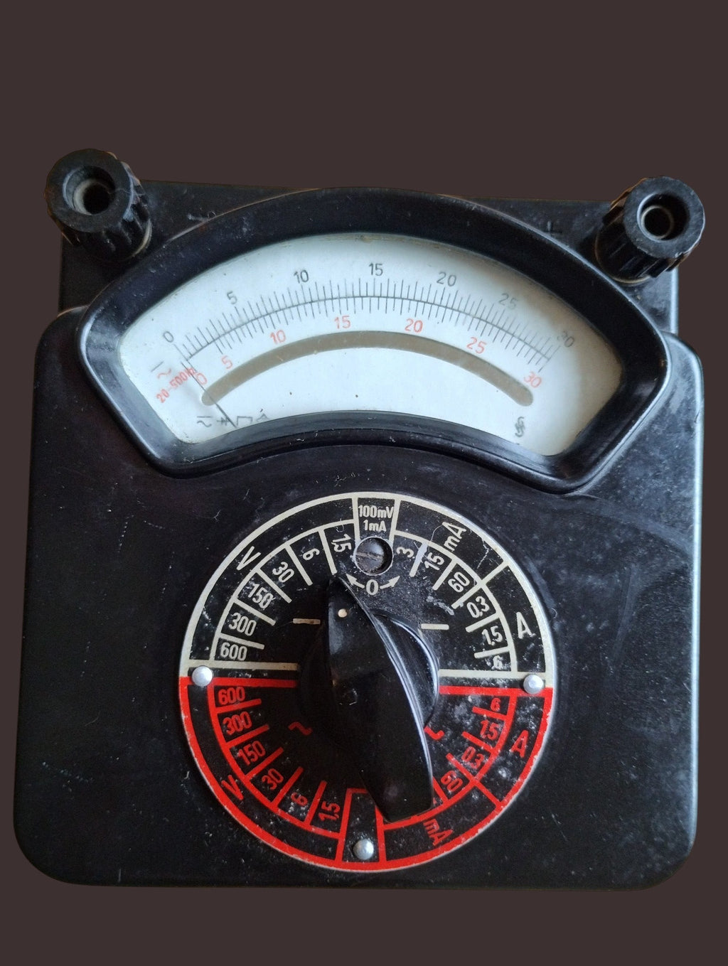 Front view of the Siemens & Halske Multizet 1 analog meter with curved scale and red and white range selector markings.
