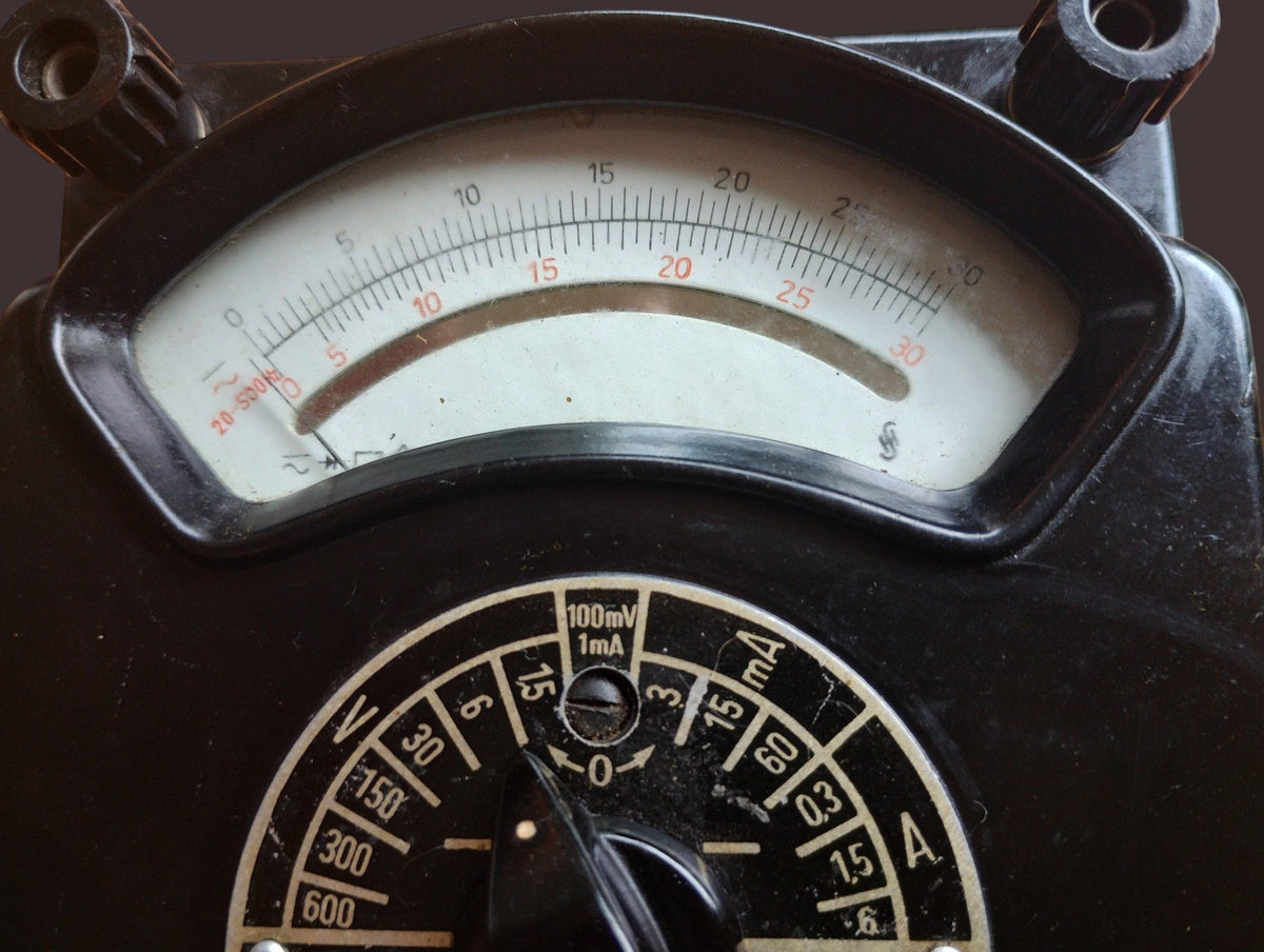 Detail of the Siemens & Halske Multizet 1 analog scale and range selector, shown upside down.
