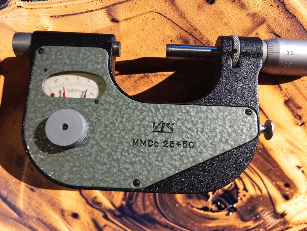 Front view of the VIS MMCc 25-50 outside micrometer with green hammer-finish housing and analog indicator.
