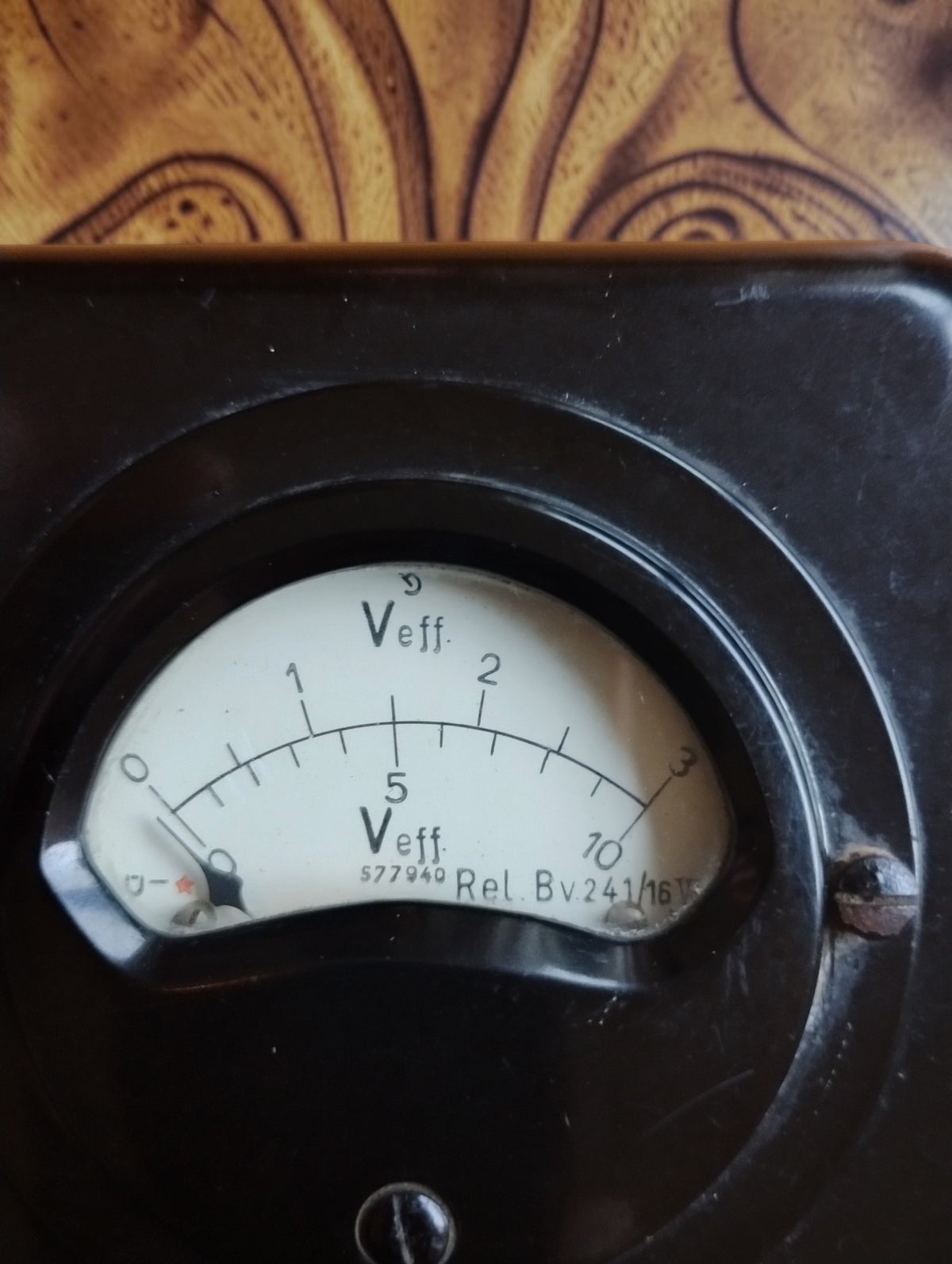 Close-up of the Siemens voltmeter dial with V eff. markings, dual scales and an aged cream-colored face
