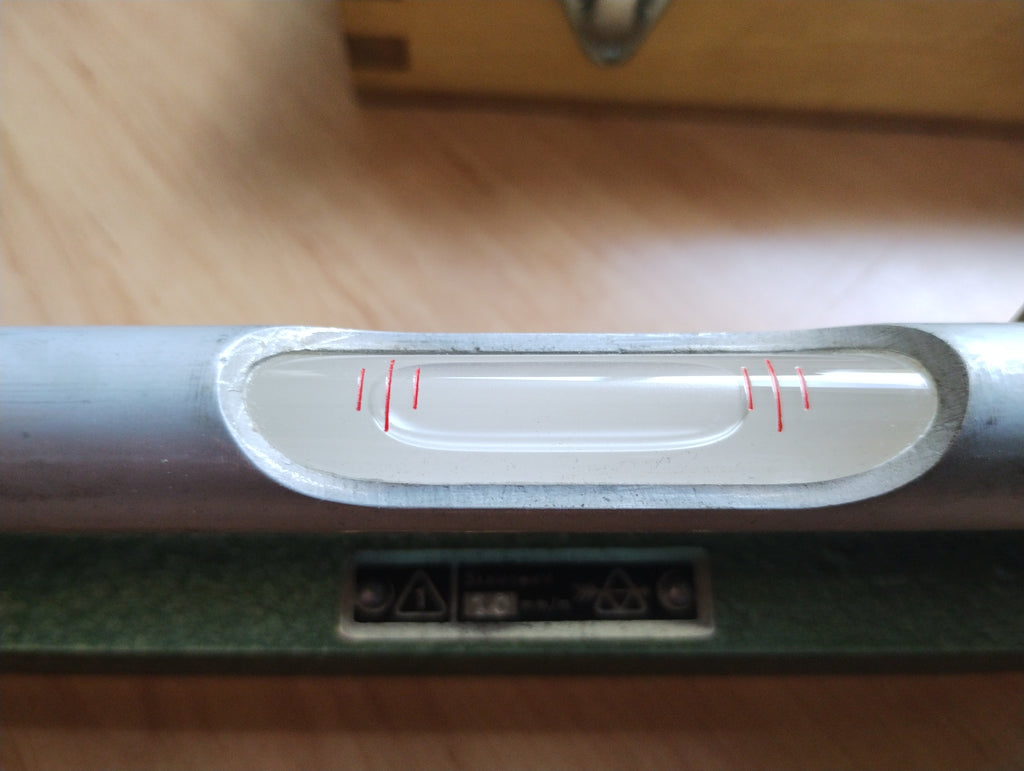 Close-up of the DDR inclinometer spirit level vial with red reference lines

