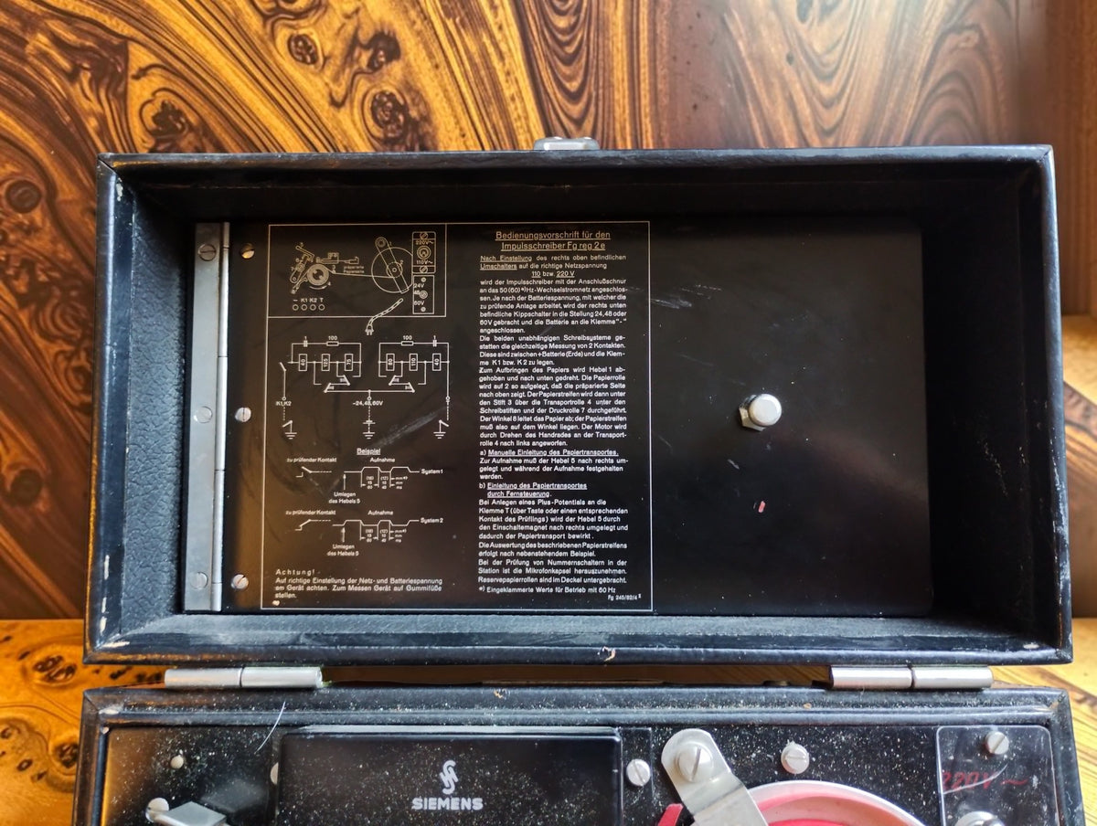 Original German operating instructions and wiring diagrams inside the lid of the Siemens Impulsschreiber case.
