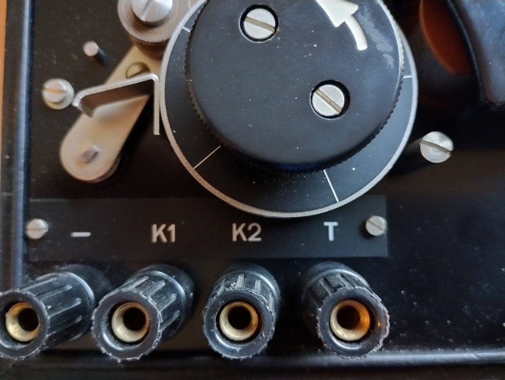 Close-up of the Siemens pulse recorder control dial and connection terminals marked K1, K2 and T.
