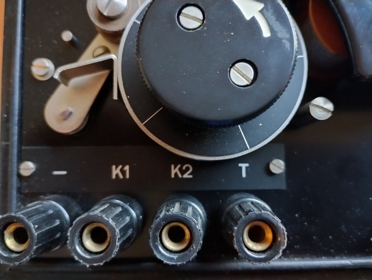 Close-up of the Siemens pulse recorder control dial and connection terminals marked K1, K2 and T.

