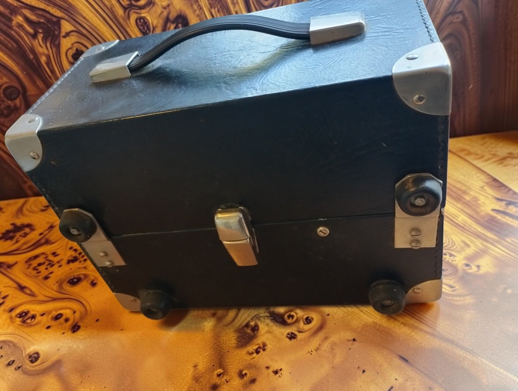 Front view of the closed Siemens carrying case with central latch, carrying handle and metal corner protectors.
