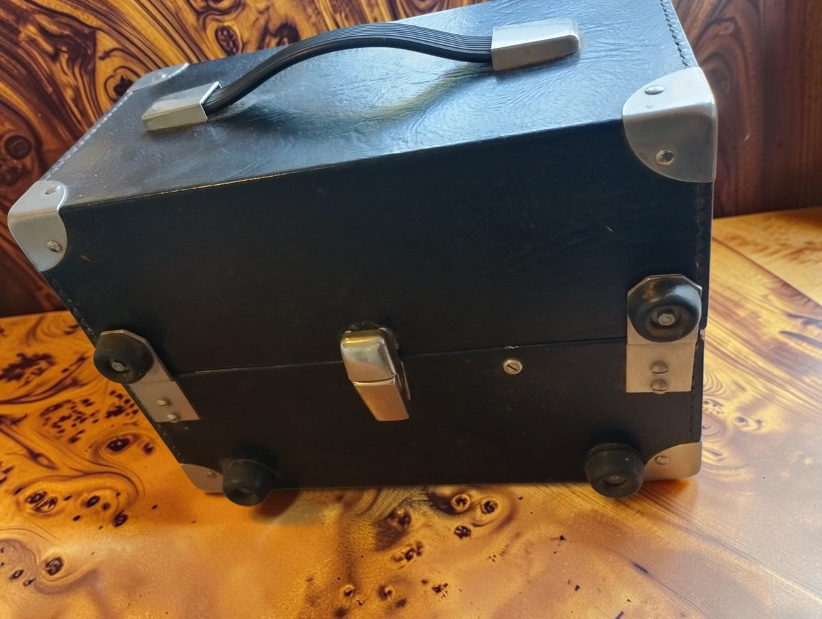 Front view of the closed Siemens carrying case with central latch, carrying handle and metal corner protectors.
