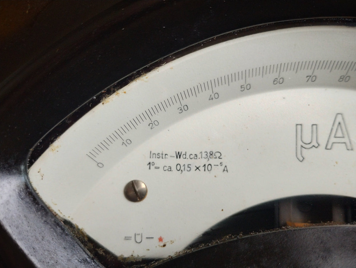 Detail of the lower scale markings and German instrument resistance notation on the Siemens & Halske microammeter dial.

