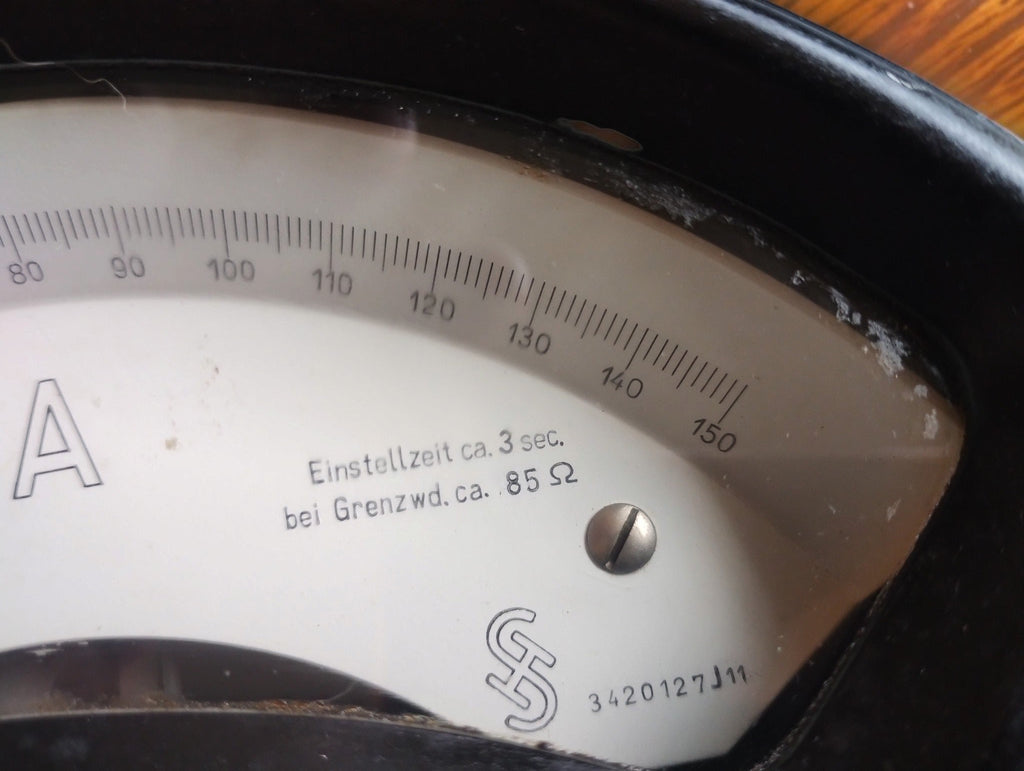 
Close-up of the Siemens & Halske logo, serial number 3420127J11 and upper scale markings on the vintage microammeter.
