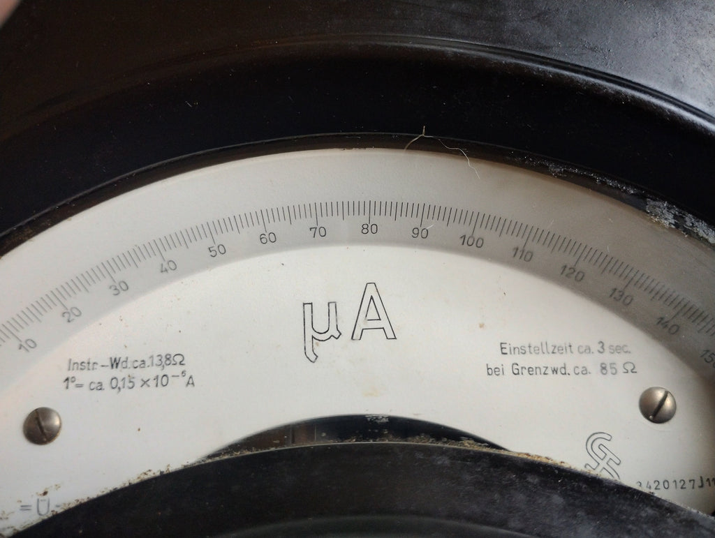 
Close-up of the curved 0–150 µA dial with German technical markings and the Siemens & Halske logo.
