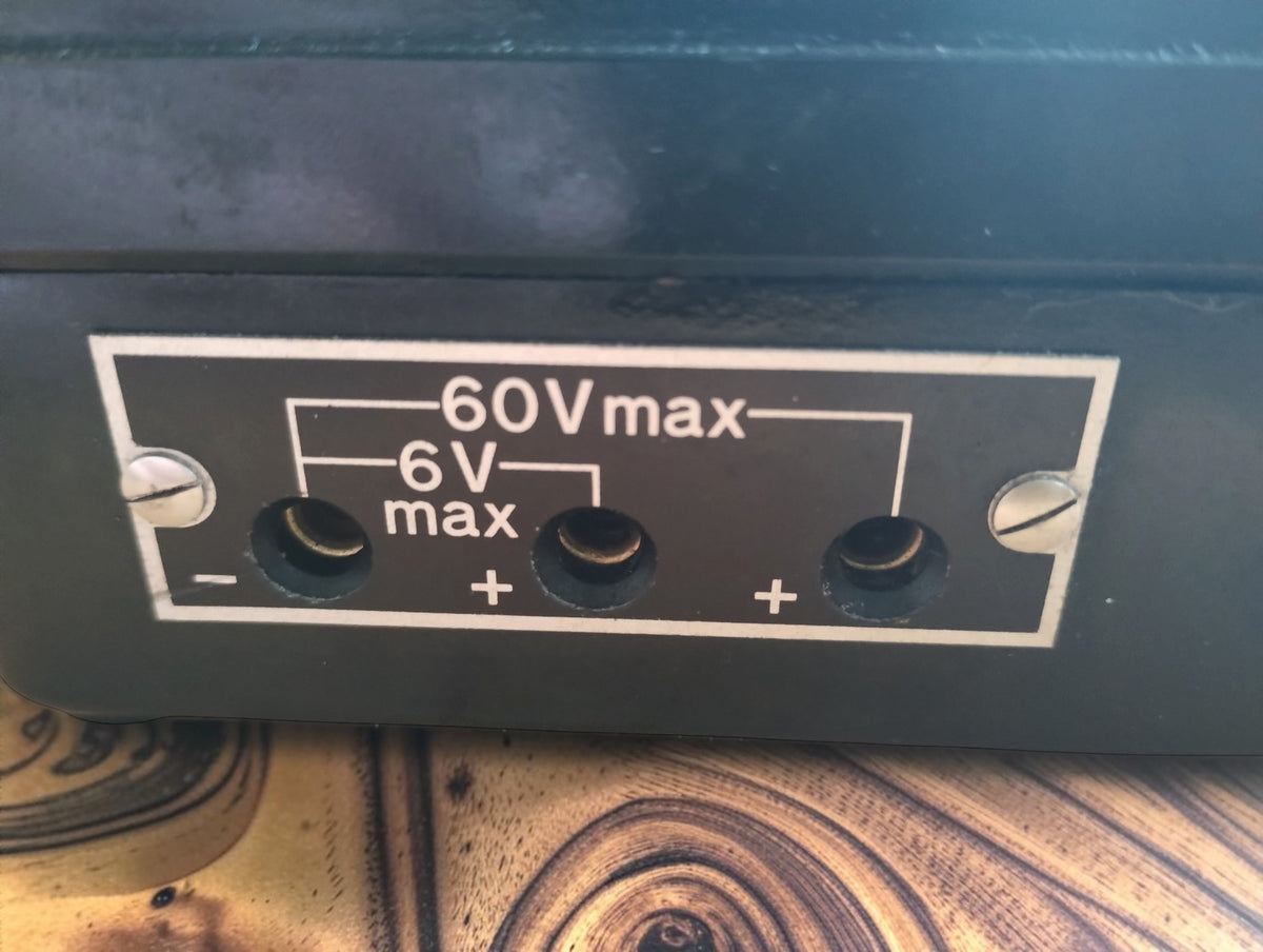 Side connections on the Siemens resistance meter marked with polarity symbols and maximum inputs of 6 V and 60 V
