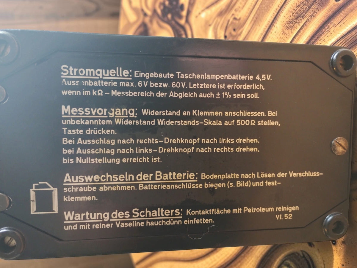 Underside of the Siemens resistance meter with German operating instructions, battery information and VI. 52 marking
