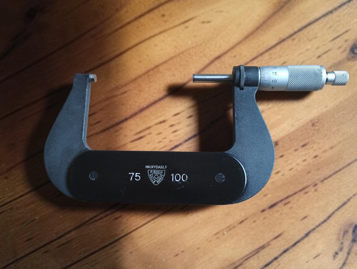 P. Roch Rolle Suisse 75–100 mm outside micrometer with dark frame and graduated measuring drum
