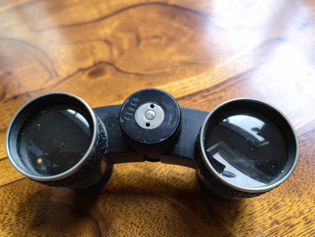 Front view of Aida 2.5 × 30 opera glasses showing the objective lenses and central hinge

