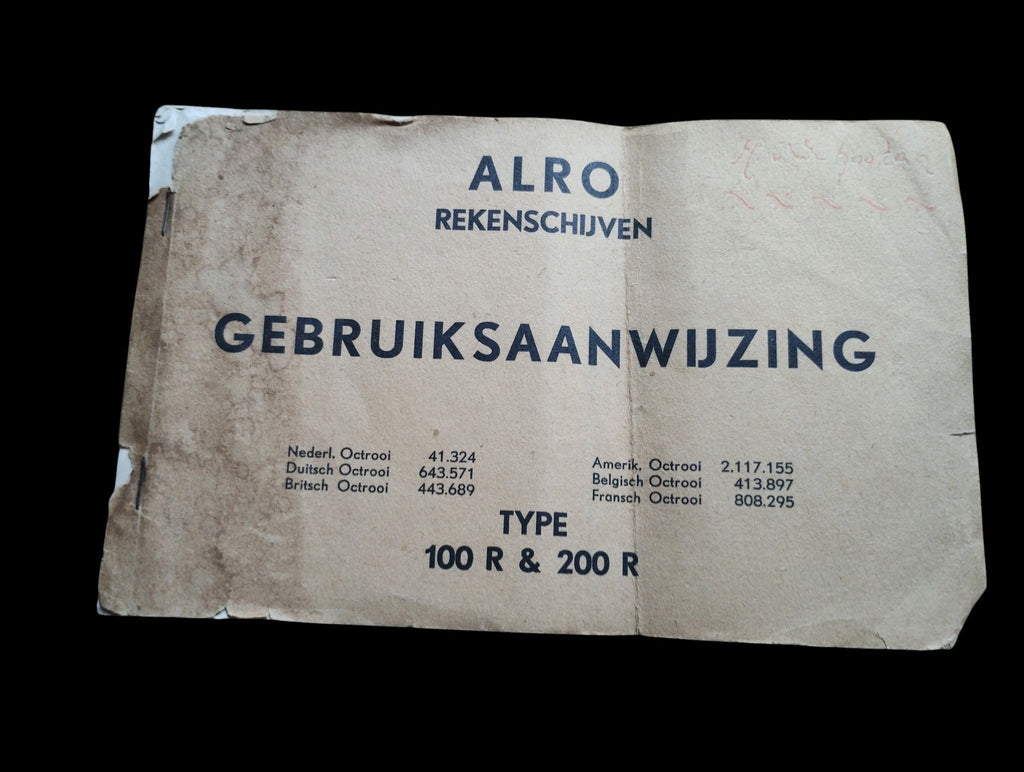 Dutch ALRO Rekenschijven instruction manual for types 100 R and 200 R, with creases, discoloration and worn edges.
