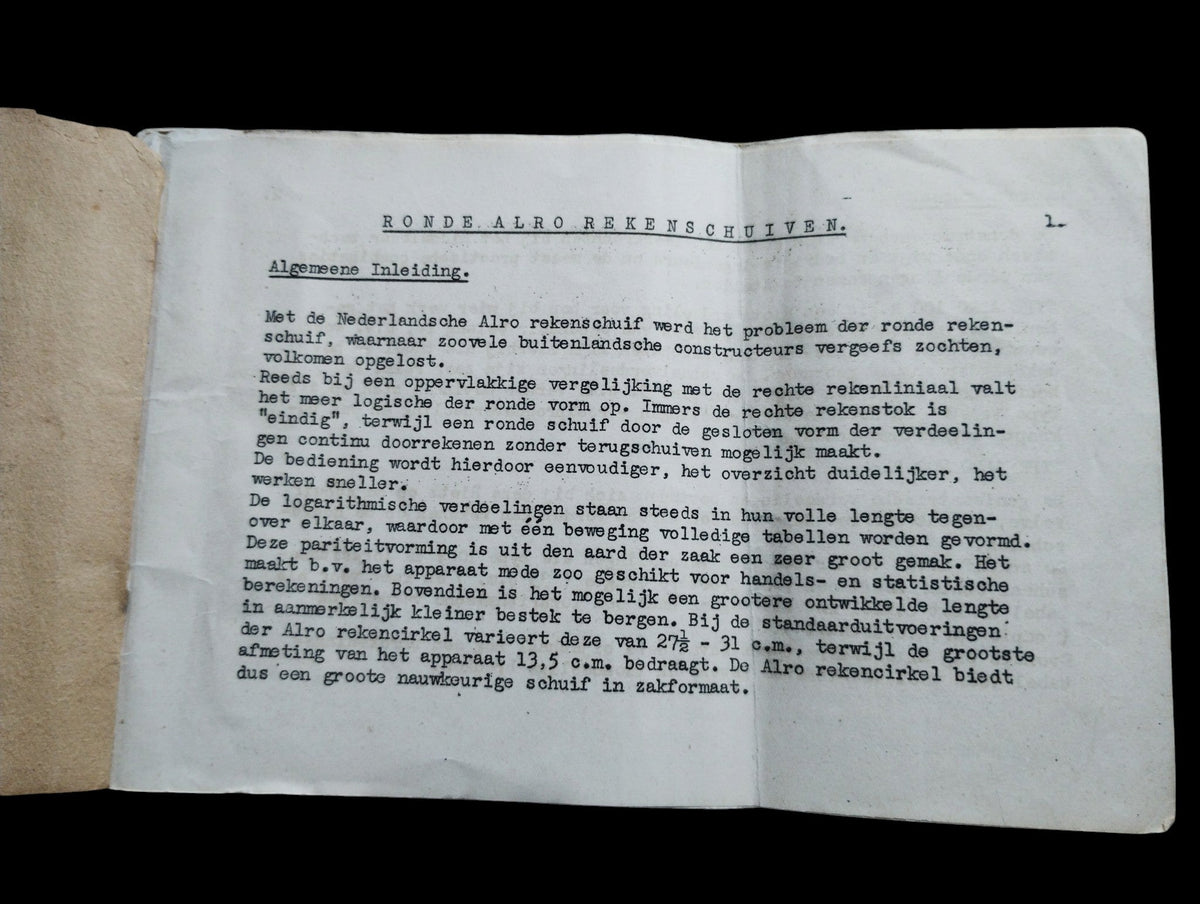 Open Dutch ALRO circular slide rule manual showing the introductory page headed Ronde ALRO Rekenschijven.
