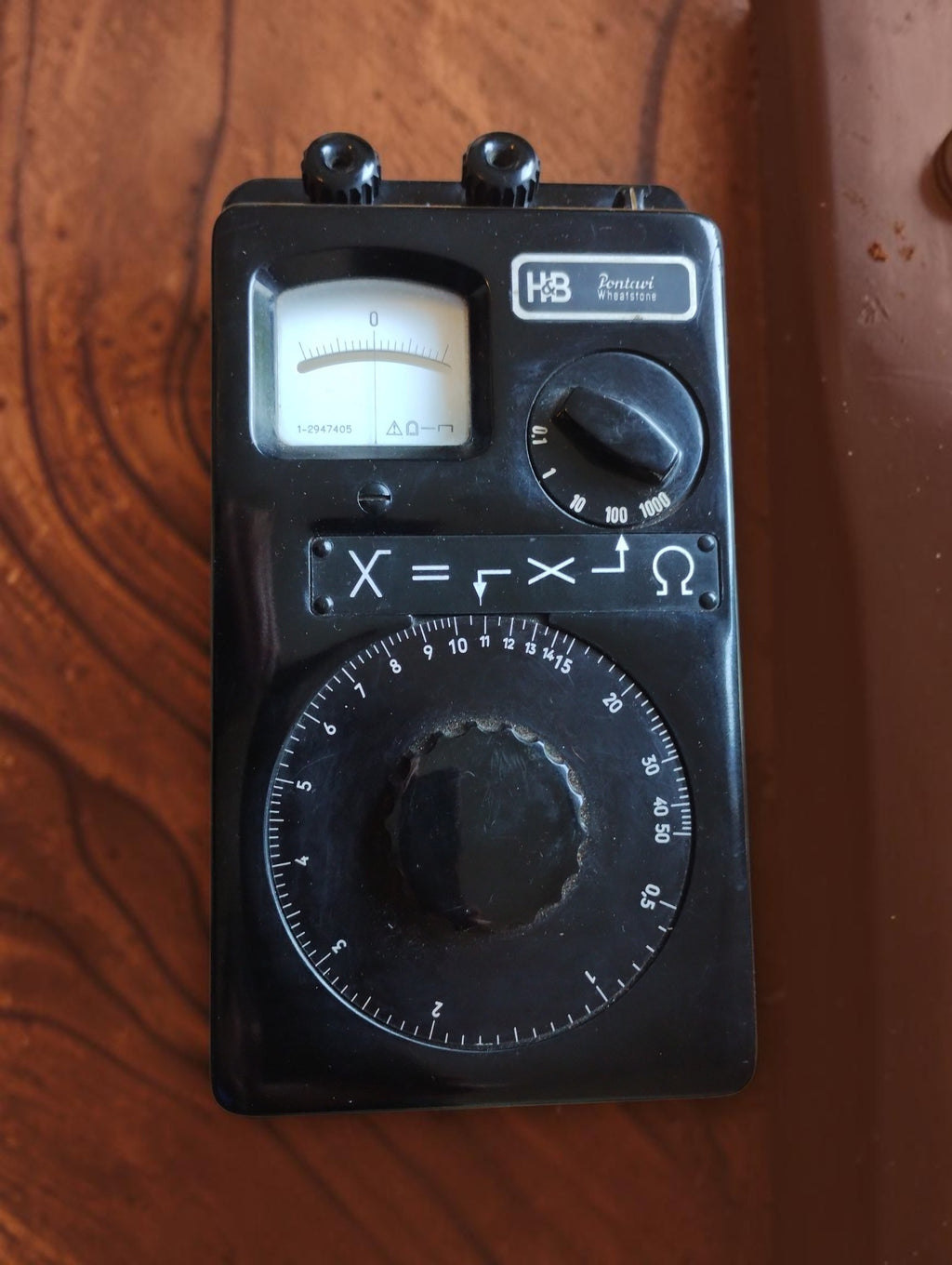 Front view of a vintage Hartmann & Braun (H&B) Pontavi Wheatstone bridge with black bakelite case and analog meter
