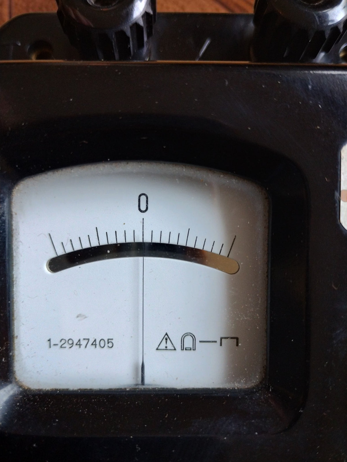 Close-up of the analog meter scale of the Hartmann & Braun Pontavi Wheatstone bridge with serial number 1-2947405
