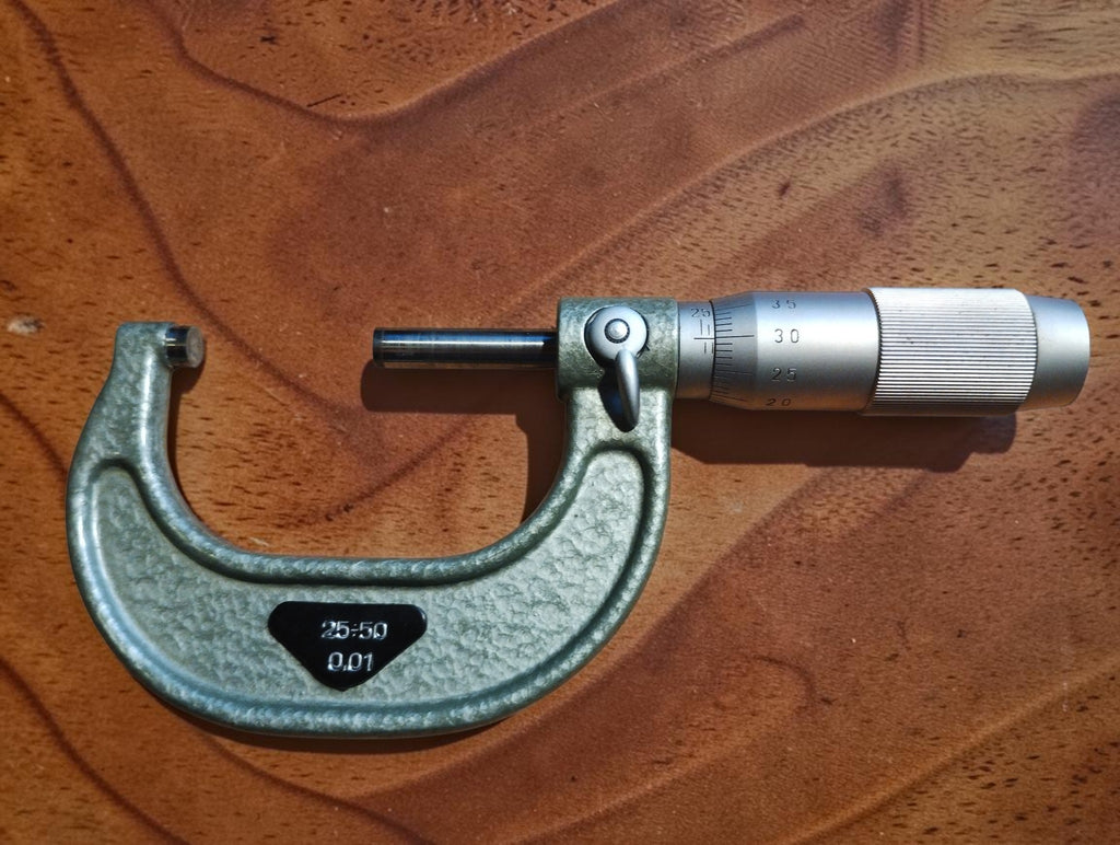 VIS outside micrometer showing the 25–50 mm measuring range, 0.01 mm graduations and spindle lock.
