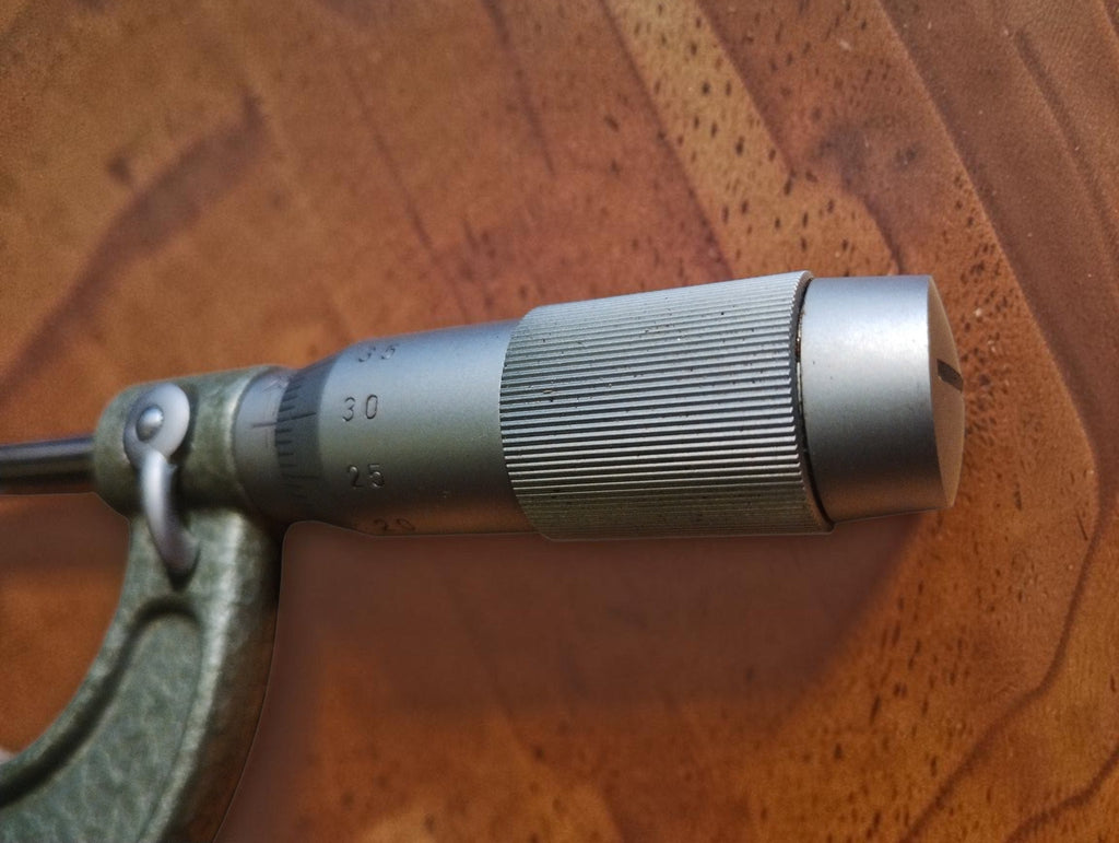 Close-up of the VIS micrometer's graduated thimble, knurled grip and spindle locking lever.
