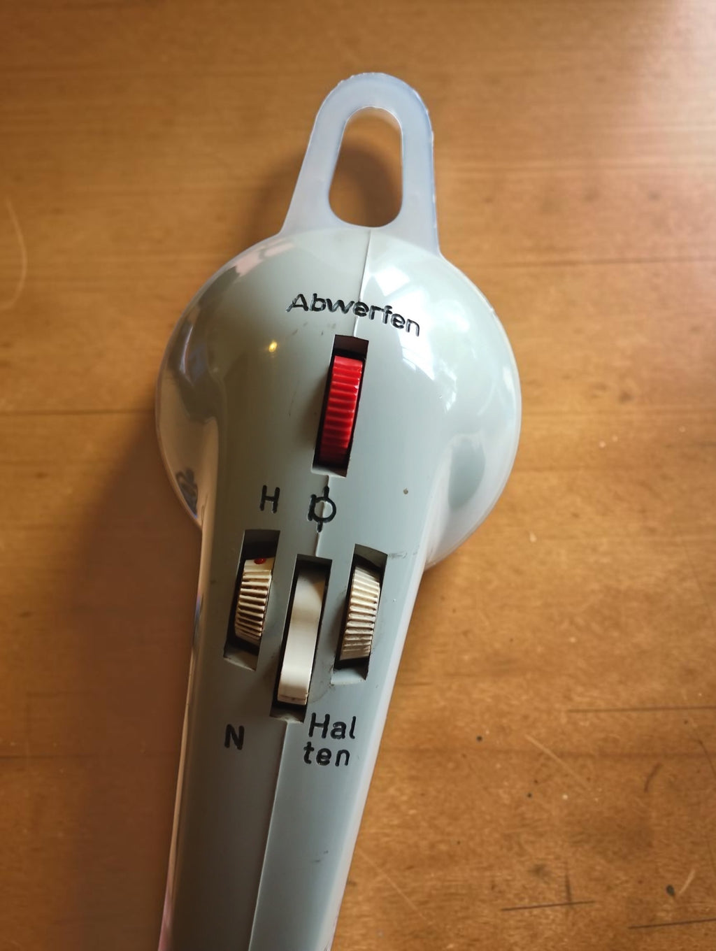 Close-up of the mechanical switches on the Deutsche Bundespost test handset, showing the Abwerfen and Halten labels.
