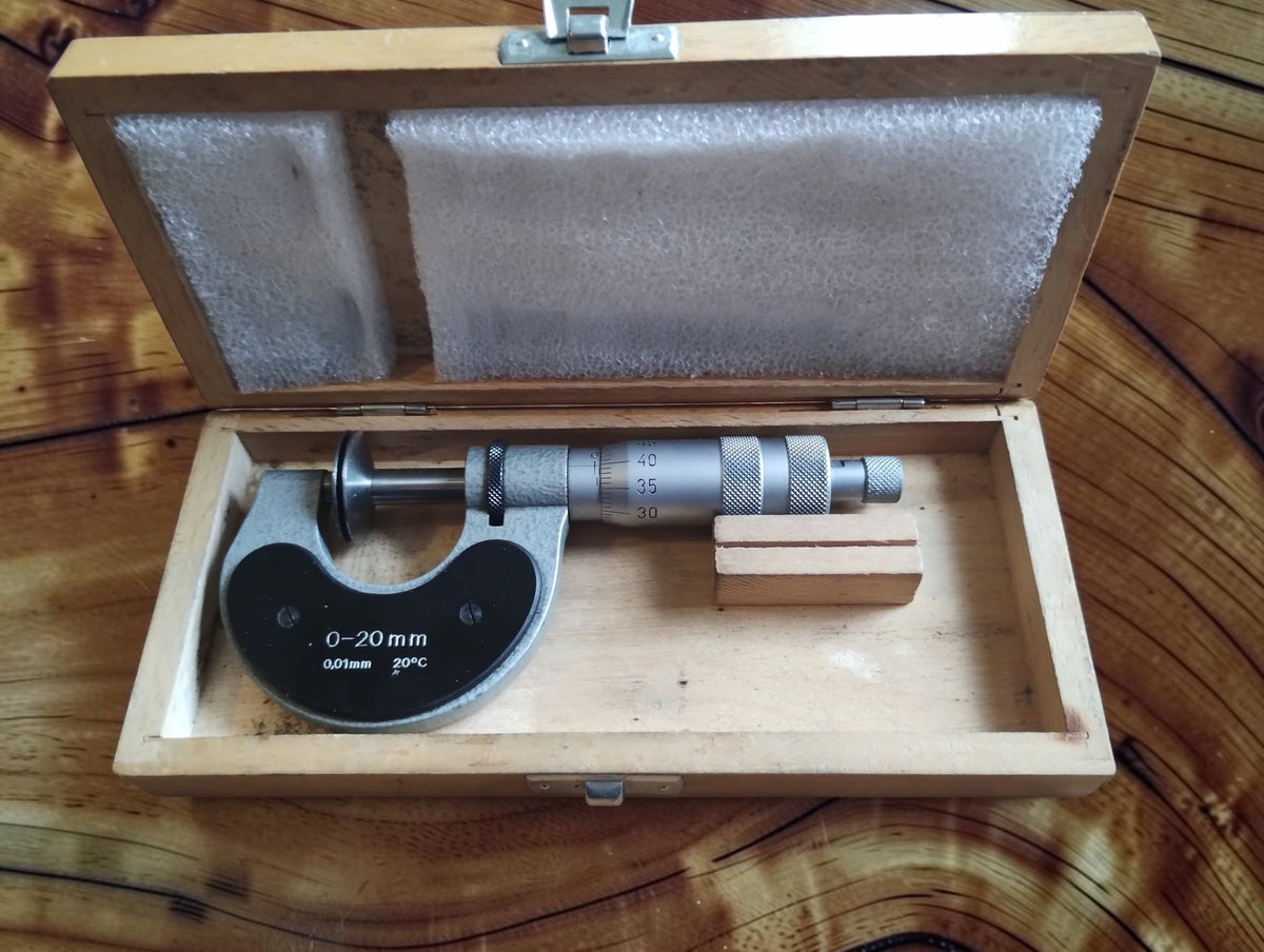 Kunkel 0–20 mm disc micrometer in an open wooden storage case, showing the broad measuring faces and fitted interior.
