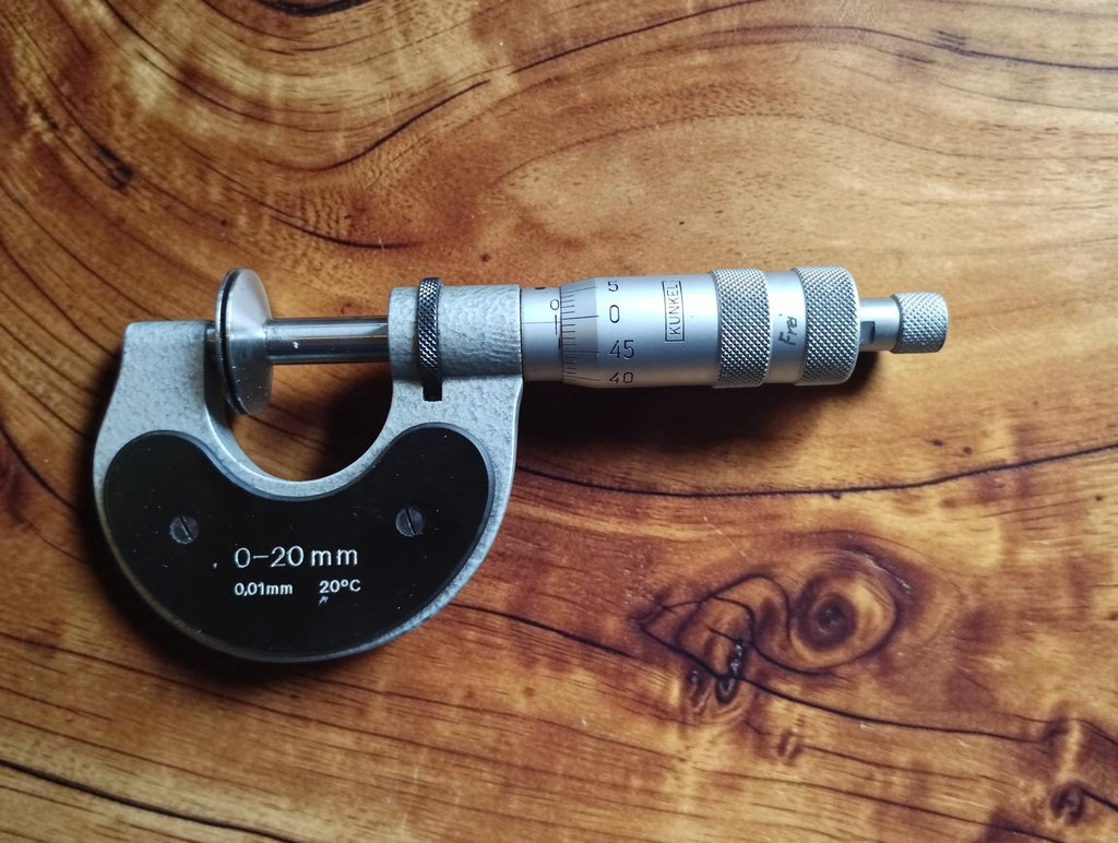 Kunkel disc micrometer with broad circular measuring faces and markings for a 0–20 mm range, 0.01 mm graduations and 20°C.
