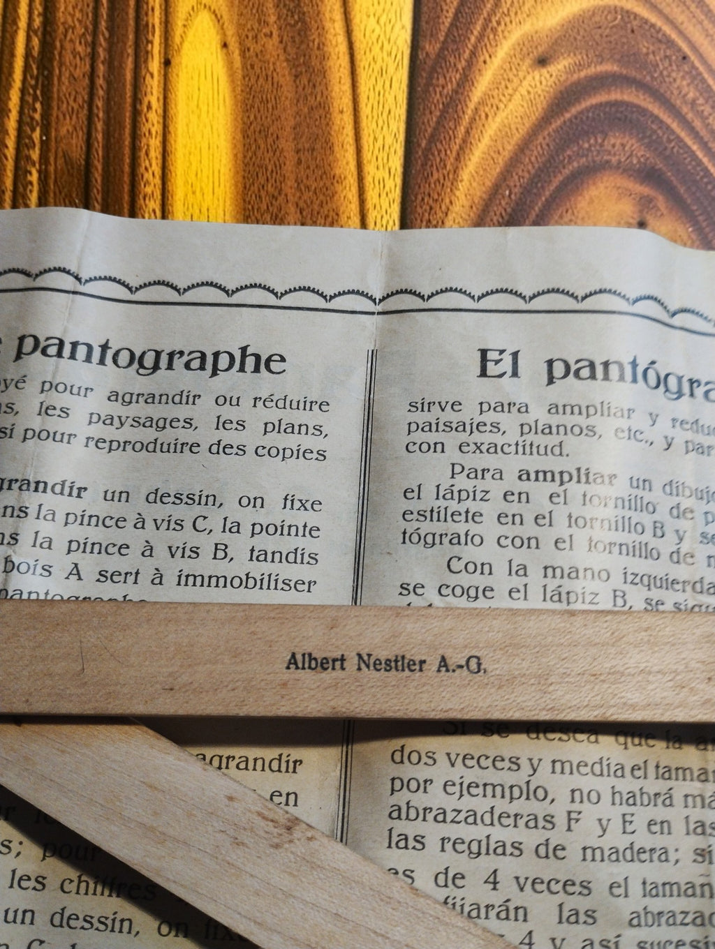 Albert Nestler A.G. maker’s mark on a wooden pantograph arm above French and Spanish instructions.
