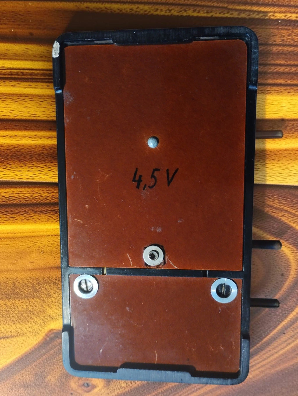 Underside of the Hartmann & Braun Universal-Summer with brown panels and handwritten 4.5 V marking

