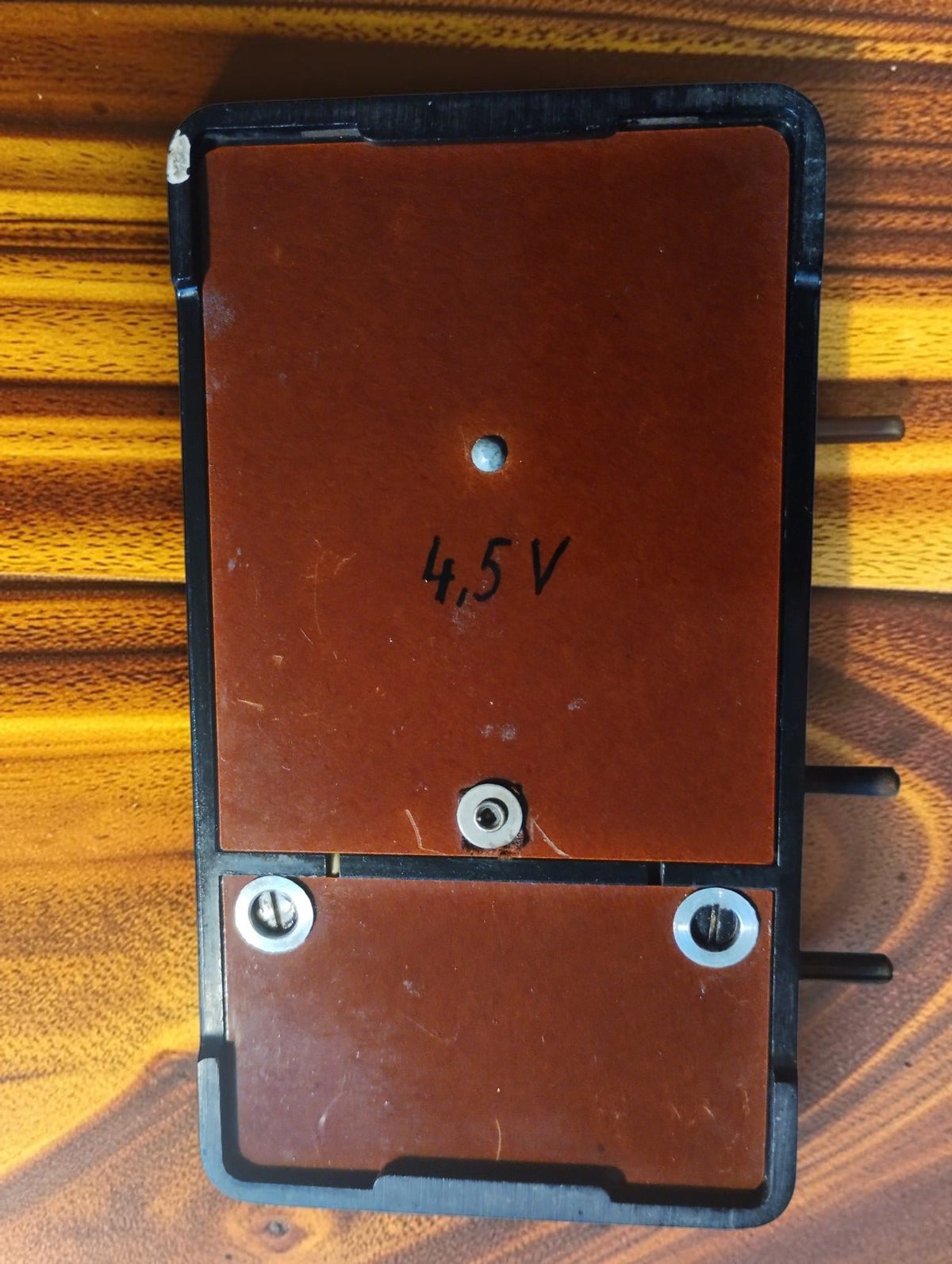 Underside of the Hartmann & Braun Universal-Summer with brown panels and handwritten 4.5 V marking
