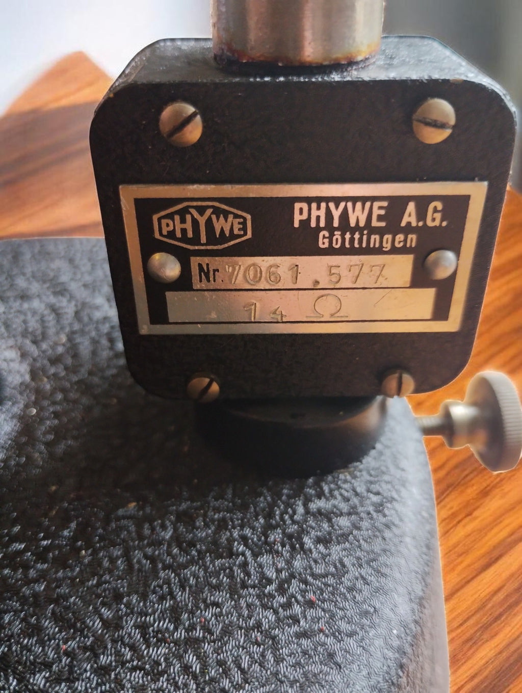 PHYWE A.G. Göttingen identification plate marked No. 7061.577 and 14 ohms on the vintage laboratory apparatus.



