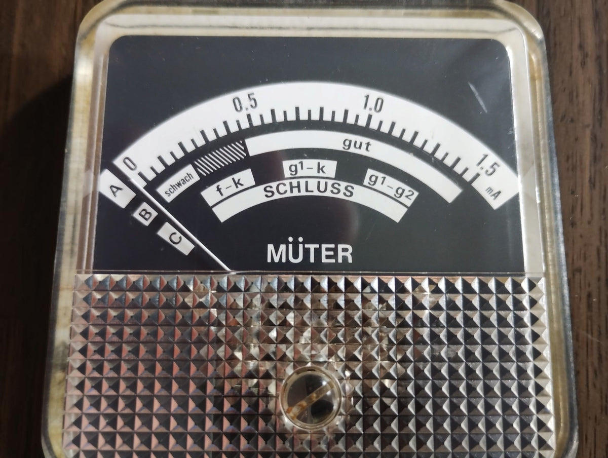 Close-up of the Müter BMR 7 analog meter with emission scale and short-circuit test markings
