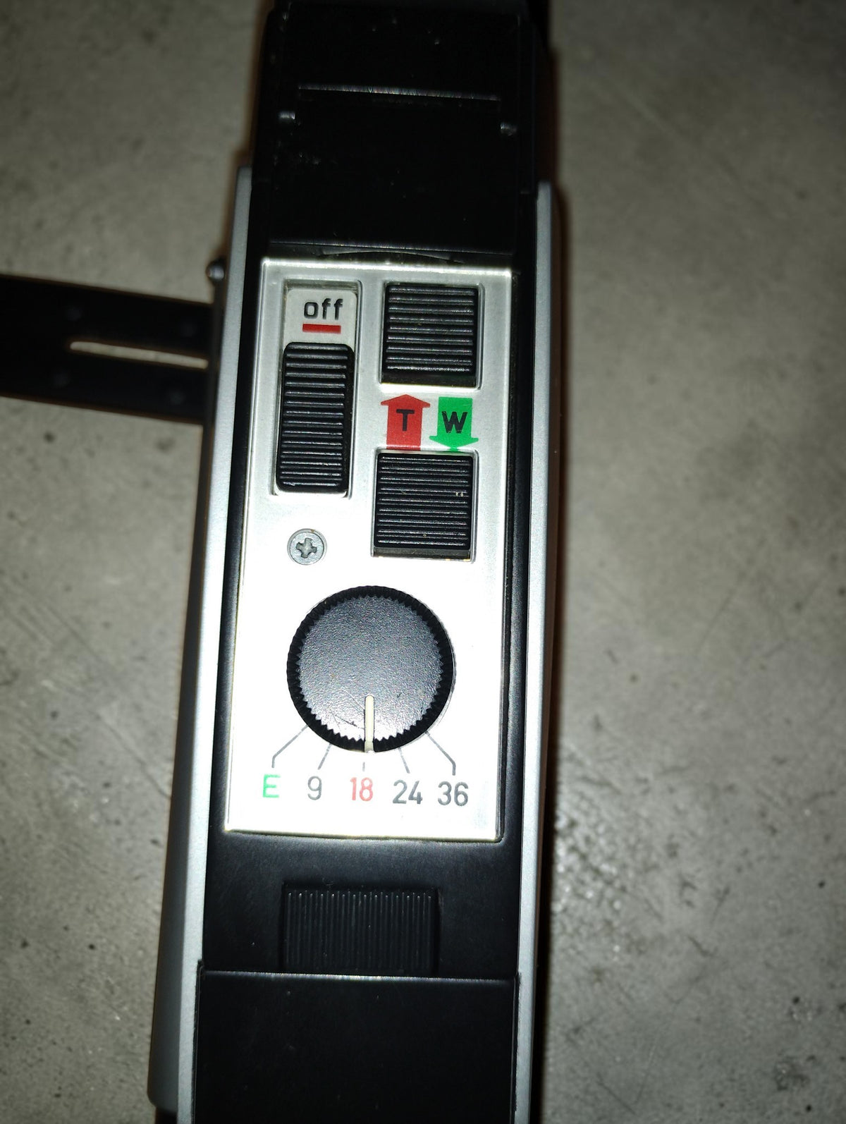 Bauer C8 makro controls showing the power switch, T and W zoom buttons, and frame rate selector

