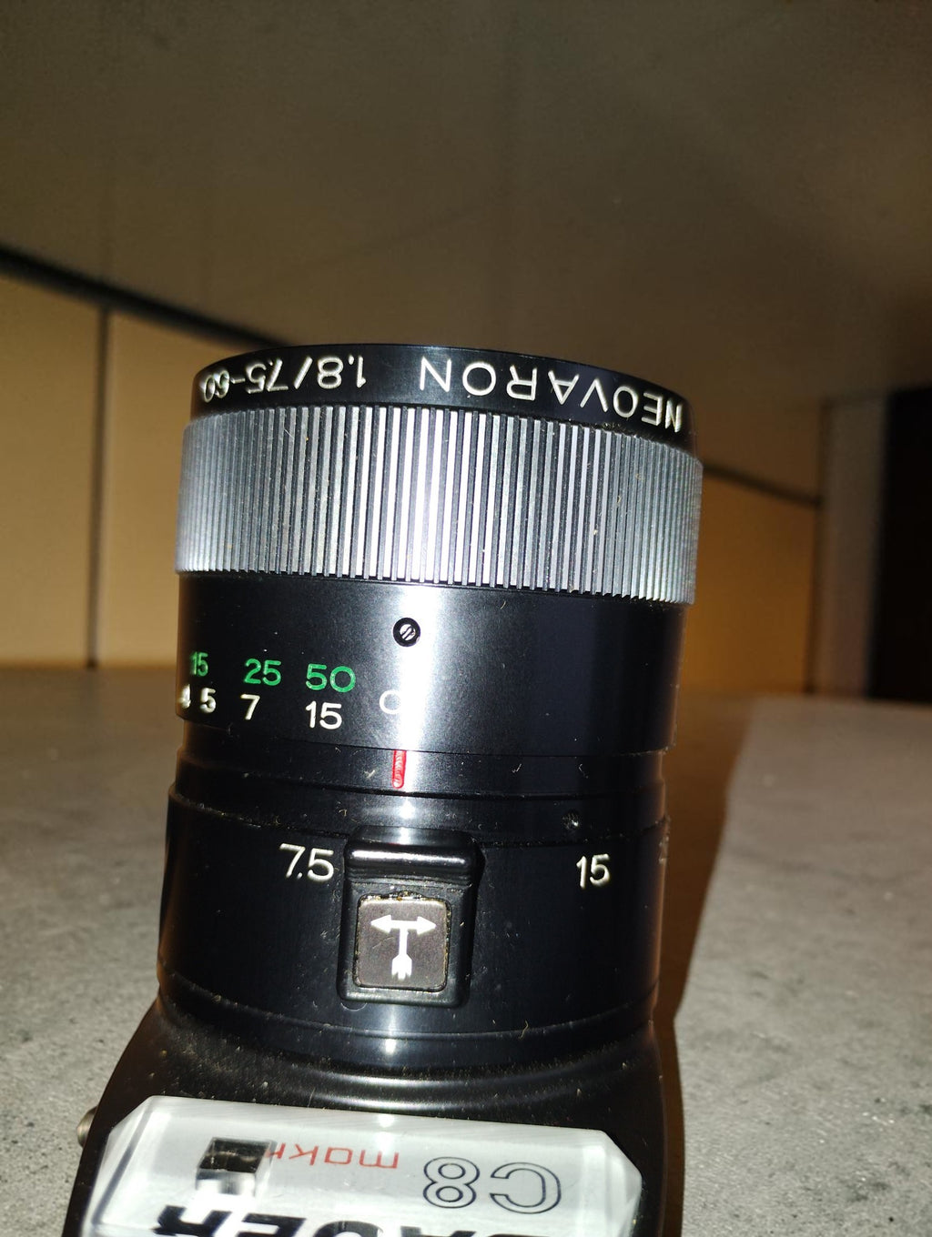 Close-up of the Neovaron 1.8 / 7.5–60 mm zoom lens on the Bauer C8 makro, showing focus and zoom markings
