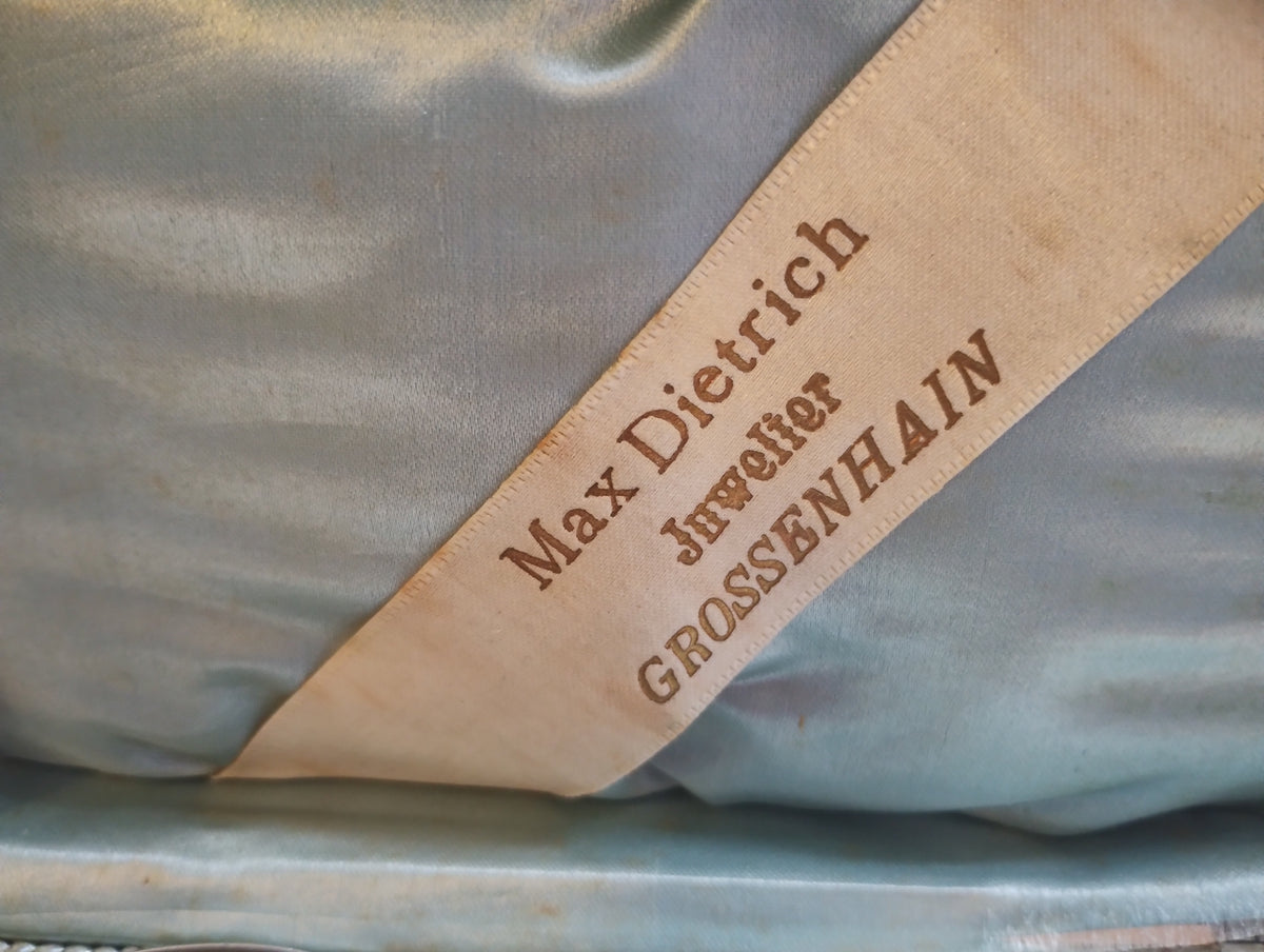 Close-up of the case ribbon reading Max Dietrich, Juwelier, Grossenhain
