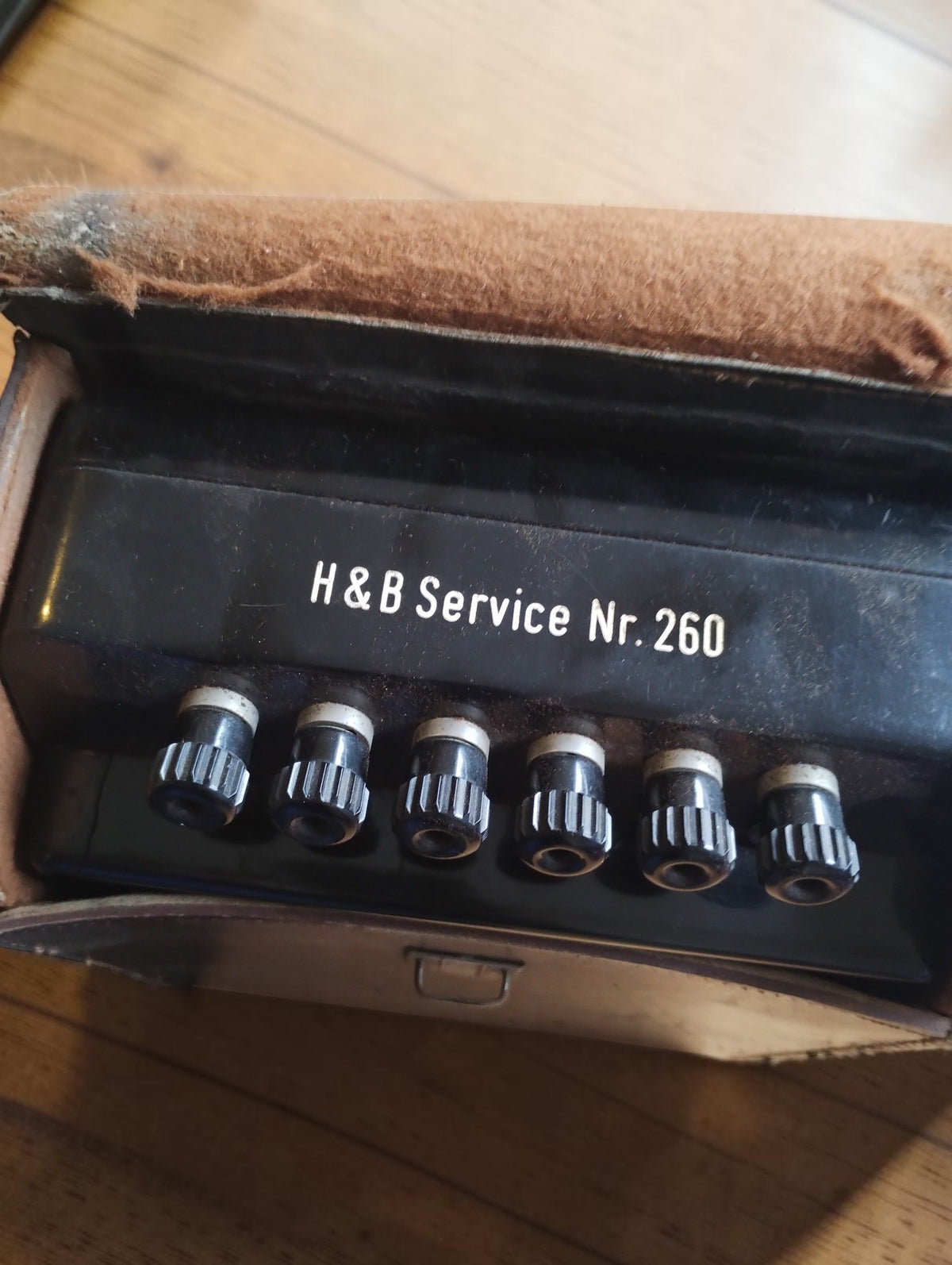 H&B Service Nr. 260 marking and six terminals on the vintage milliammeter inside its worn leather case
