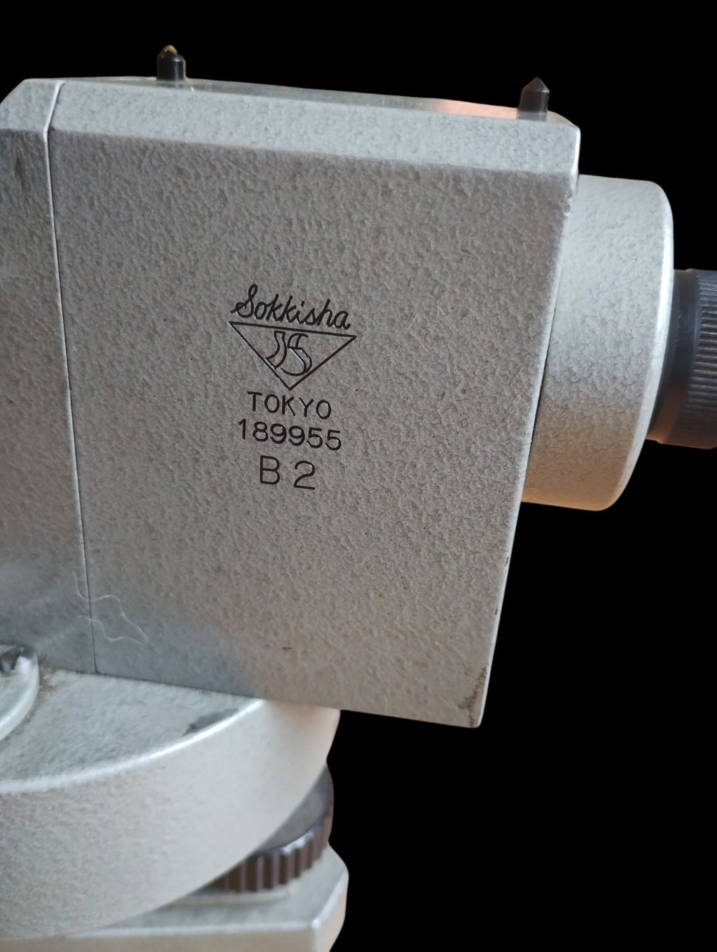 Close-up of the Sokkisha Tokyo logo, B2 model marking and serial number 189955 on the gray housing.
