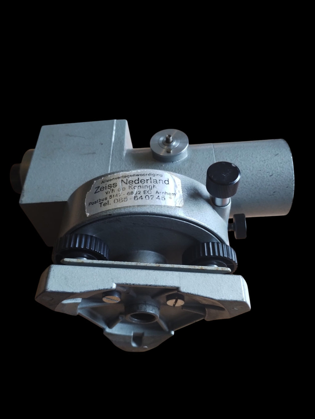 Lower view of the Sokkisha B2 automatic level showing the leveling screws, mounting base and Zeiss Nederland label.
