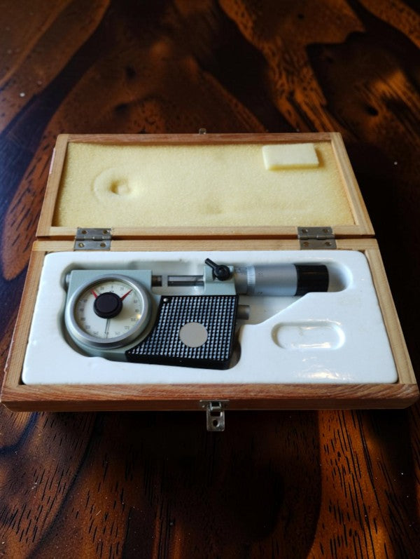 Feinmesszeugfabrik Suhl Feinzeiger-Bügelmeßschraube / Indicating Micrometer, 0–25 mm