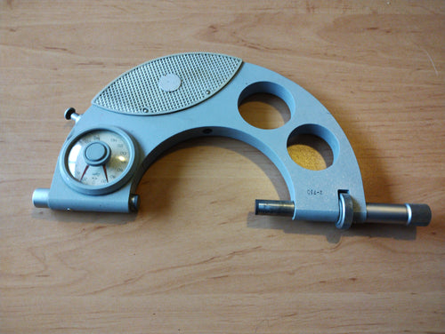 Indicatiemicrometer 75–100 mm met houten kist, toegeschreven aan Carl Zeiss Jena
